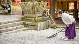 Zen garden, Japanski vrt, Karensasui vrt, uređenje, umjetnik sređuje vrt.