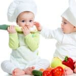 bebe jedu povrće, šefovi kuhinje.