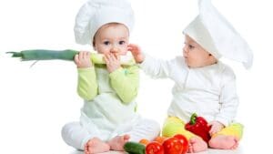 bebe jedu povrće, šefovi kuhinje.