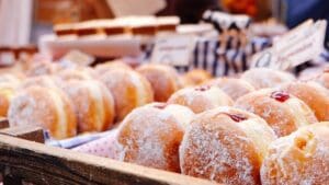 krofne u šećeru, poredane na polici.