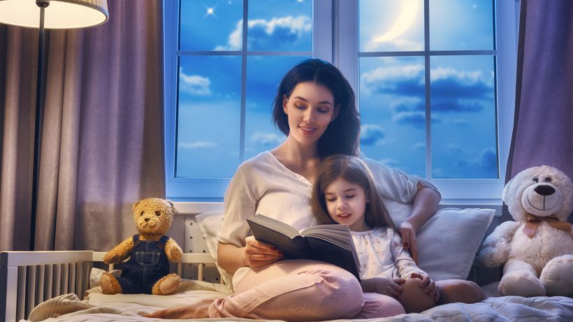 majka čita knjigu djetetu, bed time story.
