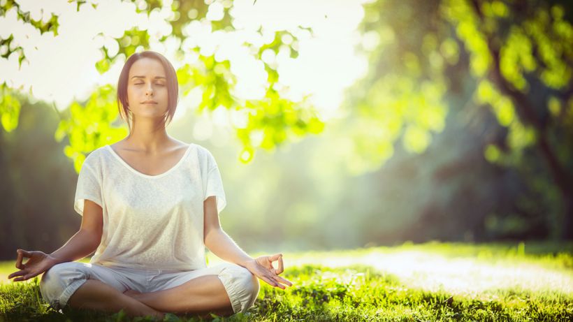 meditacija, djevojka meditira u šumi, proljeće.