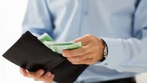 novac, novčanik, čovjek vadi novac.