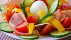 salata povrće i jaje.