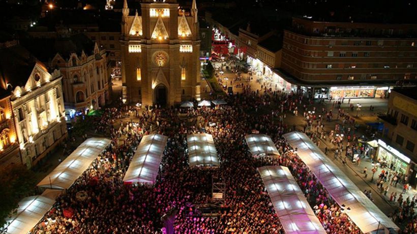 vinske priče, putevi vina Vojvodina okupljanje na trgu.