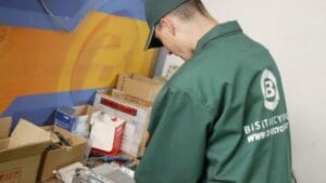 BIS reciklažni centar radnik rastavlja.