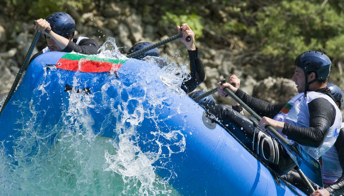 Rafting, ekipa u čamcu, naslovna.