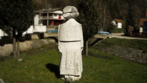 crno-crna-trava-spomenik-zeni