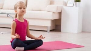 djevojčica meditira, jogy, pilates.