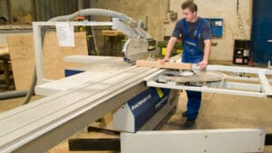 drvodjelac-radnik-stolar-masina