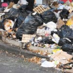 Deponija smeća u gradu