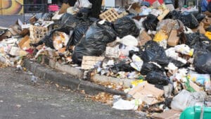 Deponija smeća u gradu