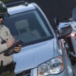 Policajac zaustavio vozilo, kontrola, kazna, slika korištena u članku bizarni zakoni