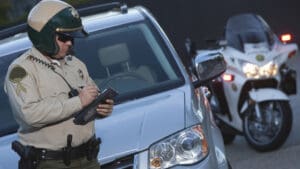 Policajac zaustavio vozilo, kontrola, kazna, slika korištena u članku bizarni zakoni