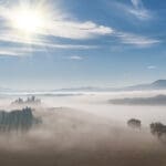 Seoski turiza, selo u magli, polja i brda u magli