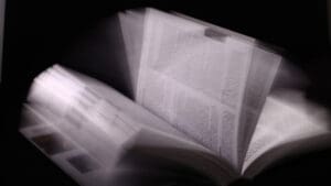 Brzo čitanje, knjiga, listovi sa tekstom se brzo okreću