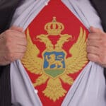 Crna Gora zastava, čovjek u odijelu, crnogorac