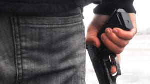 Djeačak nosi oružje, pištolj