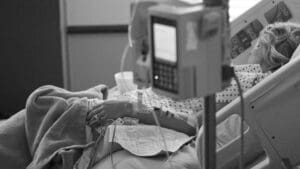 Pacijent u bolnici, leži na krevetu, aparati, intenzivna njega