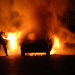 Zapaljeno vozilo, vatrogasac gasi vatru