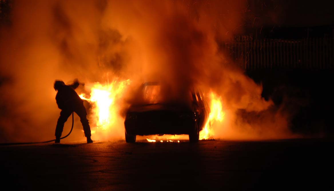 Zapaljeno vozilo, vatrogasac gasi vatru