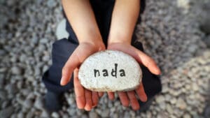 dječak sa kamenom na kojem piše "nada", za tekst o religiji i identitetu