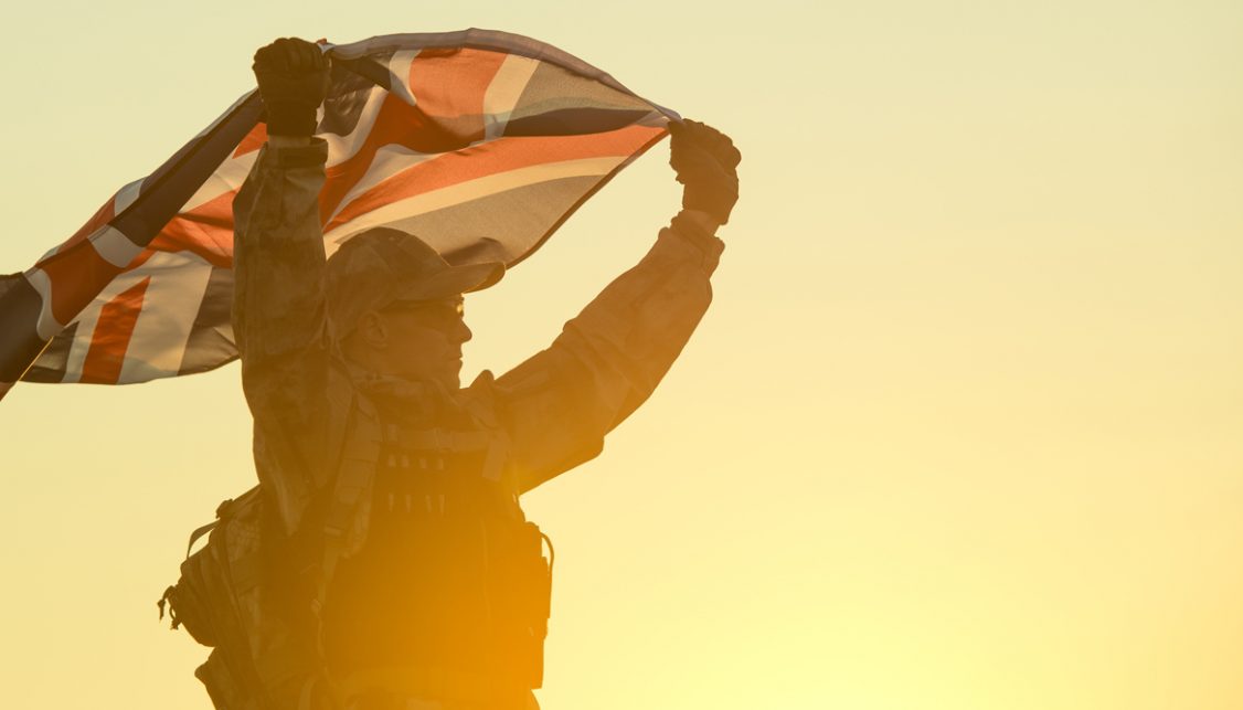 Britanski vojnik sa zastavom.