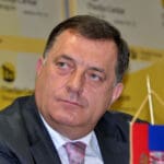 Milorad Dodik za stolom