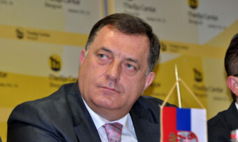 Milorad Dodik za stolom