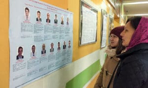Ruski birači analiziraju kandidate za ruski parlament "Duma"