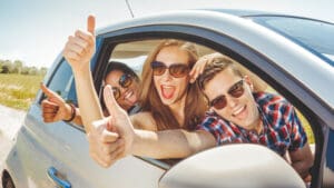 auto, vesele osobe, mladi ljudi