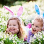 djevojcice sa zečijim ušima, livada, cvijeće