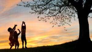 djeca, igra, zalazak sunca, siluete