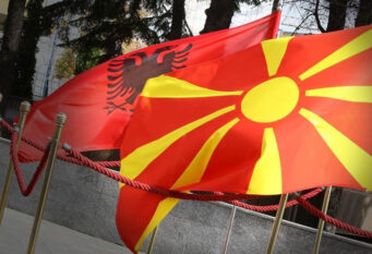 Albanska i makedonska zastava