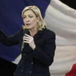 Marine Le Pen - ispred zastave