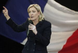 Marine Le Pen - ispred zastave