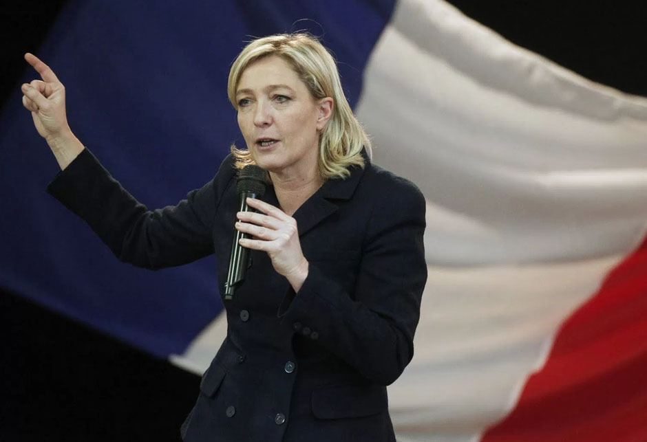 Marine Le Pen - ispred zastave