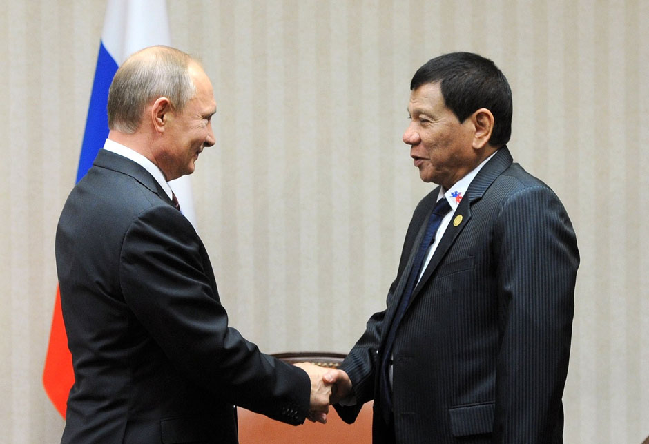 Rodrigo Duterte i Vladimir Putin se rukuju