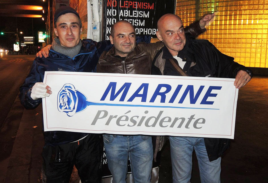 Srbin i Hrvat štite Francuza dok lijepi plakate za Marine Le Pen