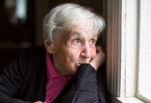 Starica na prozoru