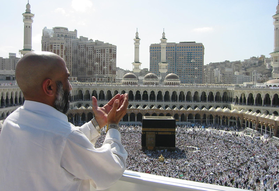 Supplicating_Pilgrim_at_Masjid_Al_Haram._Mecca,_Saudi_Arabia