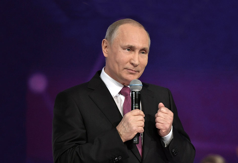Vladimir Putin s mikrofonom