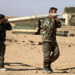 Vojnici nose raketu - Sirija