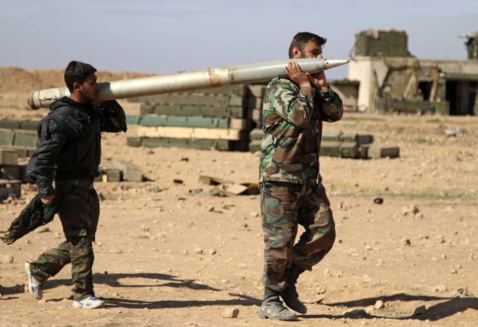 Vojnici nose raketu - Sirija