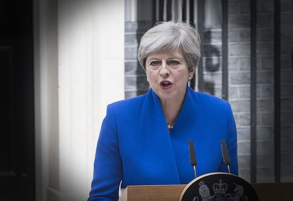 Theresa May prijeti Rusiji u plavom