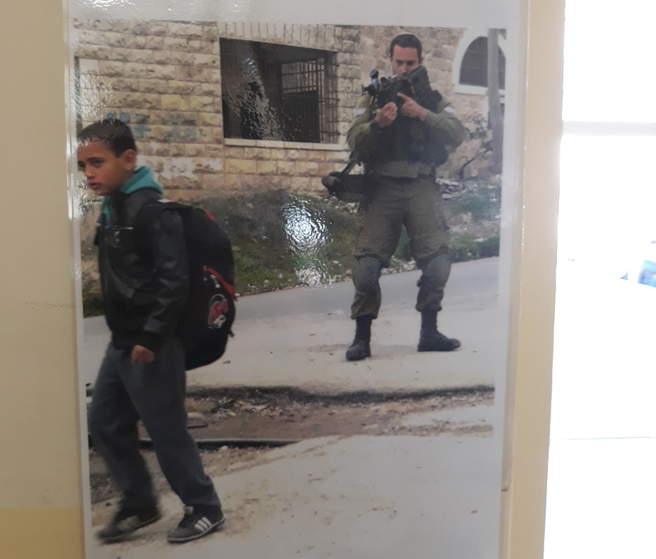 fotografija izraelski vojnik i djecak