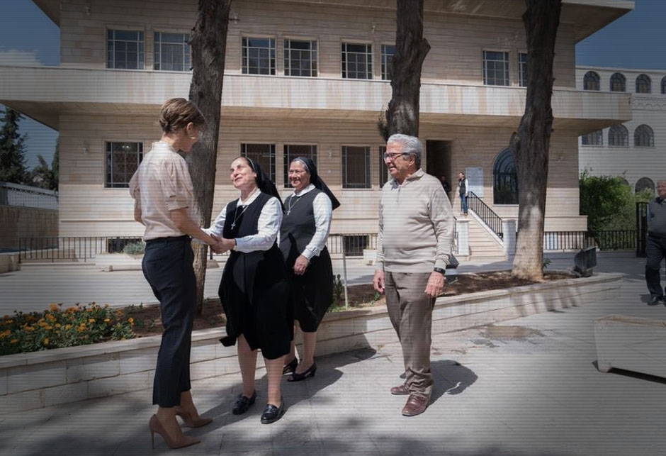 Asma Al-Assad s časnim sestrama Asma Al-Assad s časnim sestrama