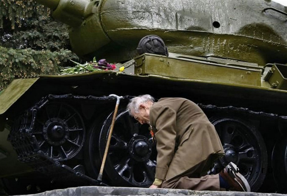 Starac ispred tenka u Bjelorusiji