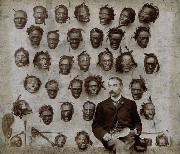 General Horatio Gordon Robley sa svojom kolekcijom glava novozelandskih Maora