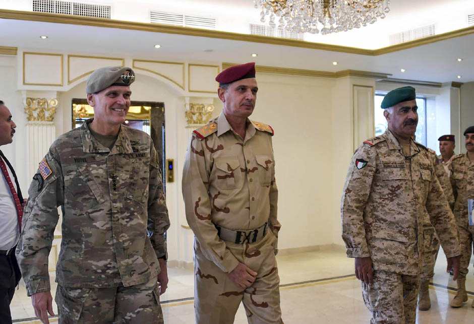 U.S. Army general Joseph L. VOtel i Othman Al-Ghanimi Irak general Mohammed Khaled Al-Khadher Kuvajt
